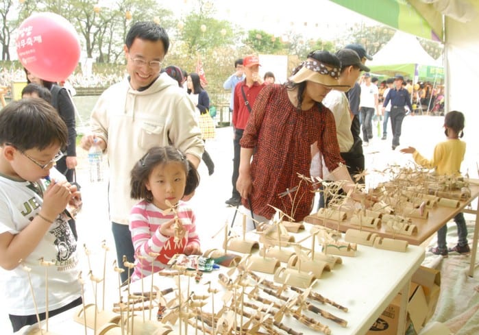 Cửa hàng bán đồ lưu niệm làm bằng tre trong lễ hội ở rừng tre Damyang