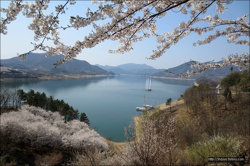 Hồ Cheongpung nhìn từ trên cao. Ảnh: tistory.com