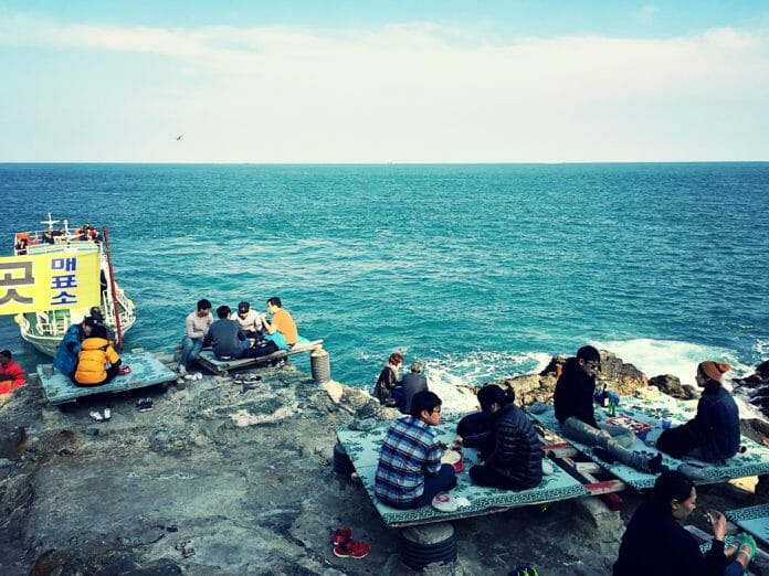 Thưởng thức hải sản tươi sống ngay trên bờ biển Taejongdae