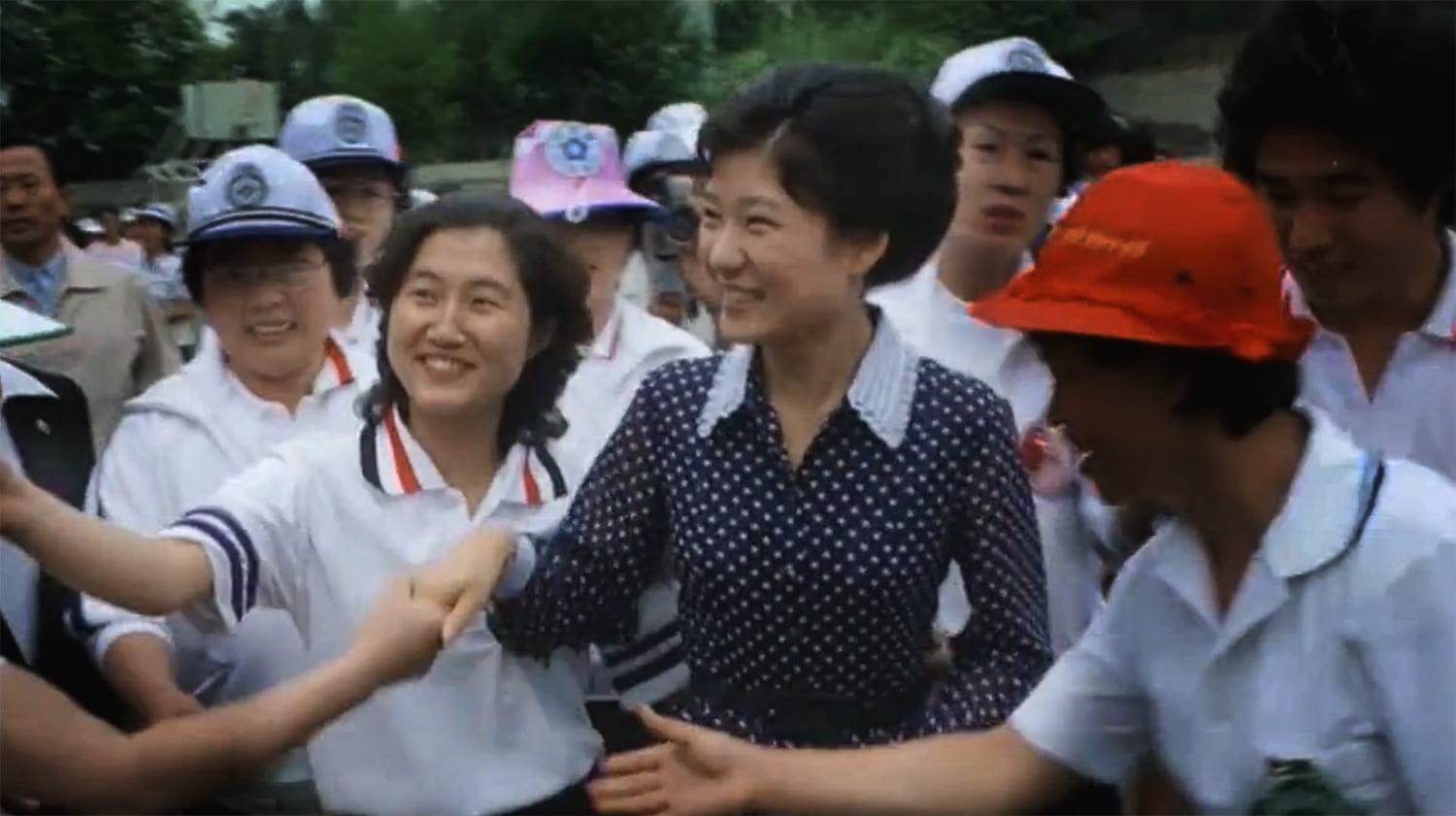 Ba Choi thời trẻ (bên trái), đồng hành cùng tổng thống Park khi vận động tranh cử địa phương