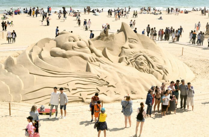 Lễ hội cát ở bãi biển Haeundae, Busan