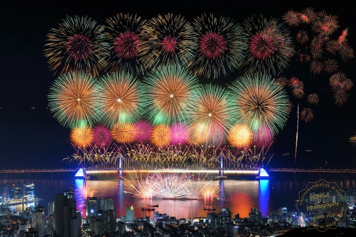 Lễ hội pháo hoa Busan trên bãi biển Gwangalli