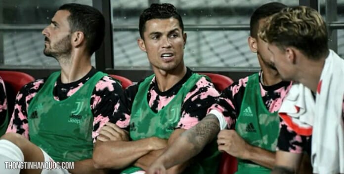 Fan Hàn Quốc đòi trả tiền vé vì chỉ được ngắm lưng Ronaldo