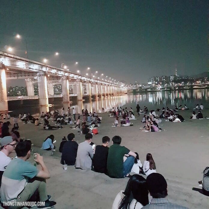 Xem xiếc miễn phí và ngắm sông Hàn về đêm