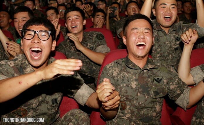 Top 10 nghệ sĩ hot nhất trong quân đội Hàn Quốc