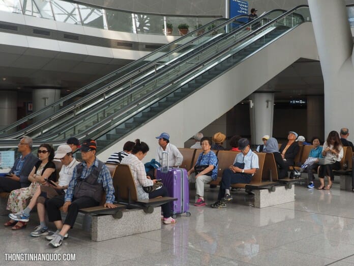 Người cao tuổi Hàn Quốc "nghỉ mát" ở sân bay Incheon