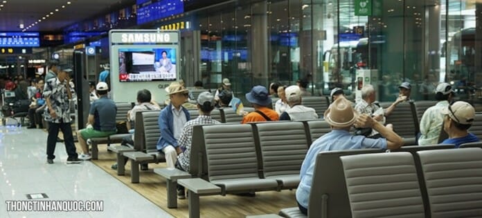 Người cao tuổi Hàn Quốc "nghỉ mát" ở sân bay Incheon