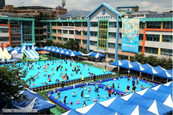 Trường học biến hình thành công viên nước phục vụ học sinh ngày hè
