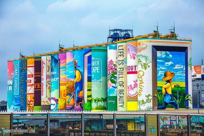 Toàn cảnh bức tranh tường ở cảng Incheon.