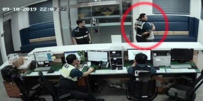 Câu chuyện cảm động về chàng thanh niên Hàn Quốc 20 tuổi và sĩ quan cảnh sát Busan