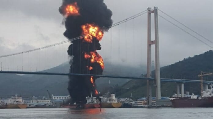 Tàu chở dầu ở Ulsan phát nổ làm 9 người bị thương