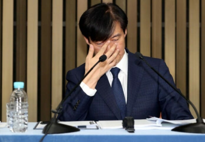 Nữ nghị sĩ Hàn Quốc cắt tóc phản đối quyết định bổ nhiệm Bộ trưởng Bộ tư pháp của tổng thống