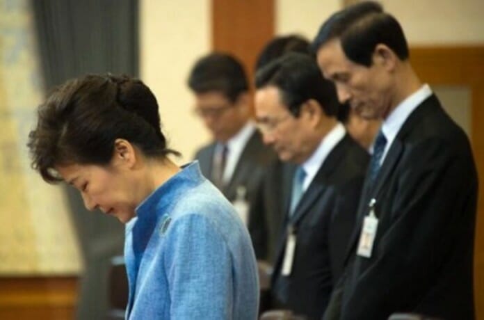 Cuộc sống của nữ tổng thống đầu tiên của Hàn Quốc sau song sắt nhà tù