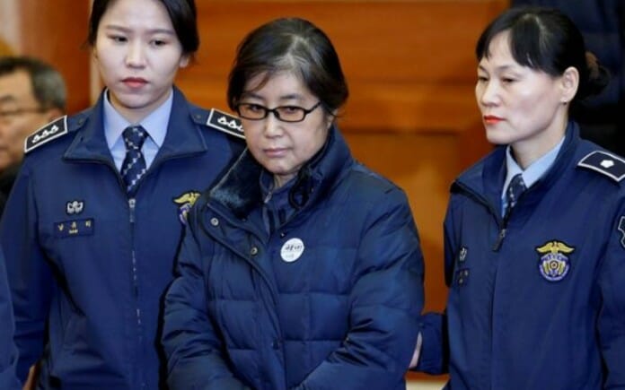 Cuộc sống của nữ tổng thống đầu tiên "5 nhất" của Hàn Quốc sau song sắt nhà tù