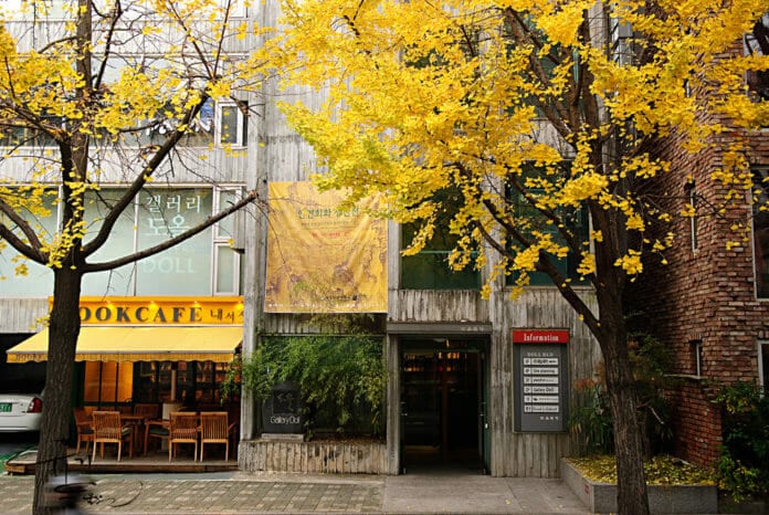 Phố mùa thu Samcheongdong ở thủ đô Seoul