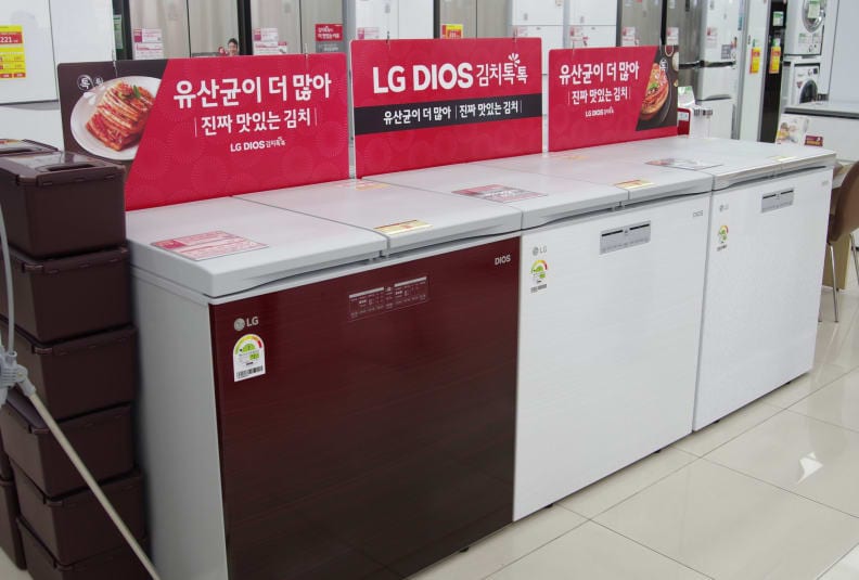 Tủ lạnh kimchi chuyên dụng của LG được bày bán trong các siêu thị.