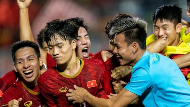 Hà Đức Chinh đã lập hat-trick và 1 đường kiến tạo cho Tiến Linh. Ông Park cũng lập kỷ lục với thành tích bất bại (5 thắng, 1 hoà) để tiến vào chung kết.