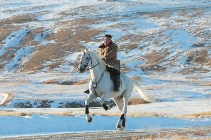 Chủ tịch Bắc Hàn cưỡi ngựa trắng lên núi Bạch Đầu