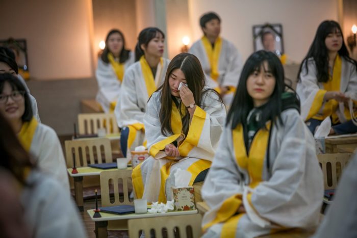 Giới trẻ Hàn Quốc trải nghiệm tang lễ giả của chính mình để có nhận thức đúng đắn về giá trị của cuộc sống, hạn chế nạn tự tử đang gia tăng.