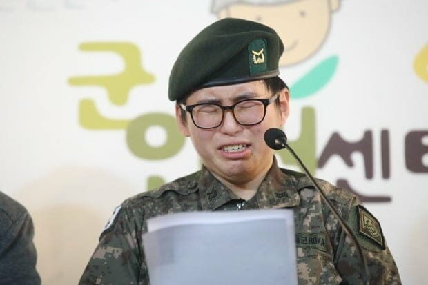 Quân nhân chuyển giới bị buộc giải ngũ họp báo đòi kiện quân đội Hàn Quốc