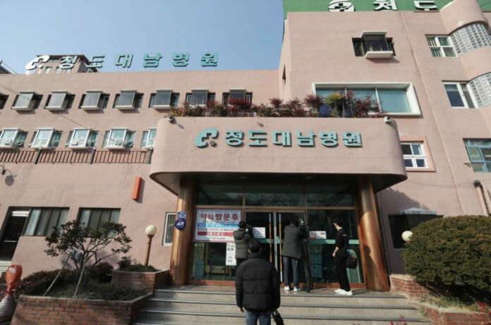 COVID-19: Ca tử vong thứ 8 ở Hàn Quốc, tổng 843 ca nhiễm