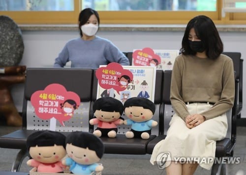 Dolls are placed on seats to promote social distancing at a community office in Gwangju on March 26, 2020. (Yonhap)