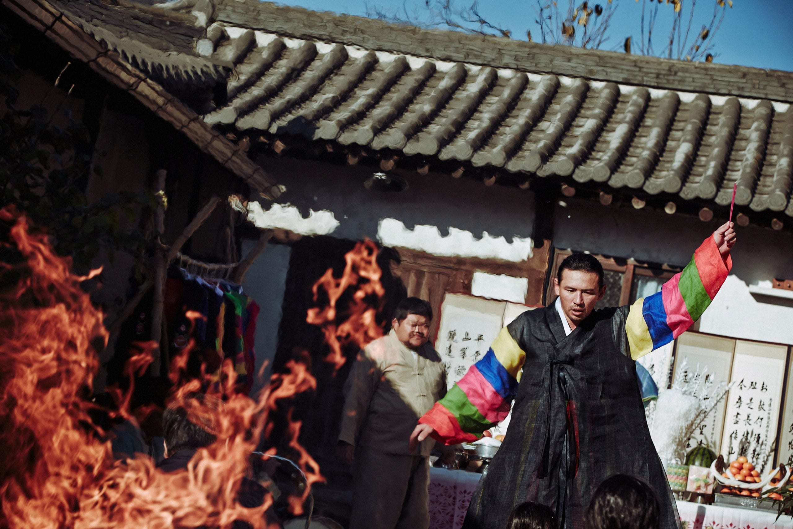 Nam diễn viên Hwang Jeong Min trong một cảnh lên đồng diệt tà ma trong phim The Wailing – Tiếng Than -  곡성 (2016)