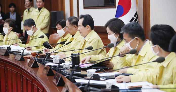 Quan chức Hàn Quốc tự nguyện giảm 30% lương, "đồng cam cộng khổ" với quốc dân