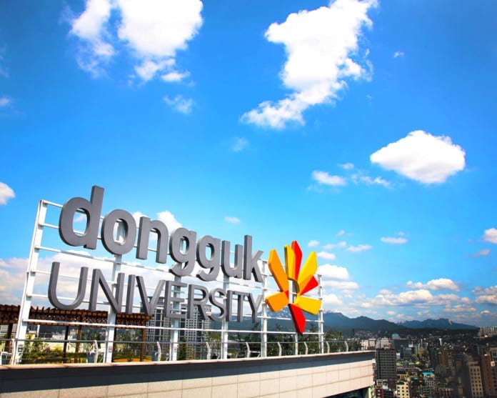 Giáo viên của Đại học Dongguk trao học bổng 10 triệu KRW giúp sinh viên vượt qua COVID-19