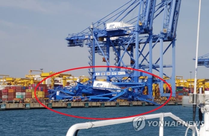 Tàu container đâm sập cẩu chuyển hàng ở cảng Busan mới, thiệt hại hàng chục tỷ won