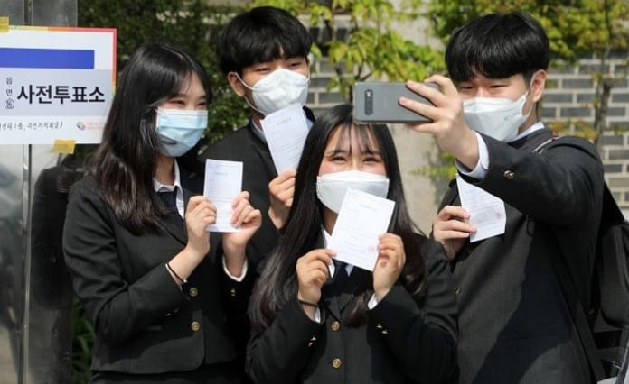 Học sinh Hàn Quốc tíu tít trở lại trường, nhưng không phải đi học mà là đi bầu cử