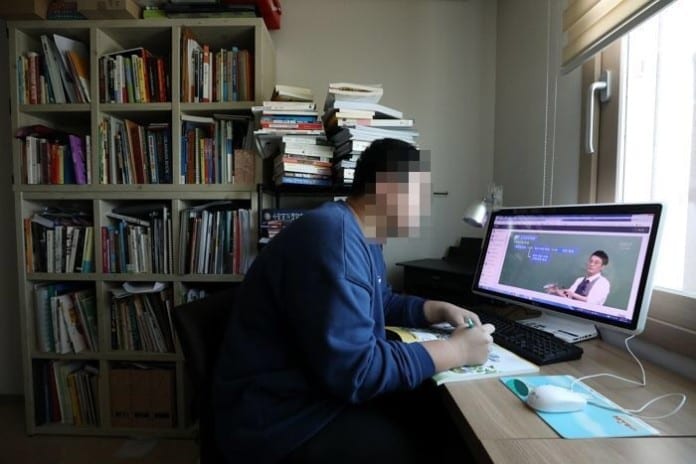 Thi giữa kỳ online: Giáo sư & sinh viên Hàn điên đầu vì nạn gian lận