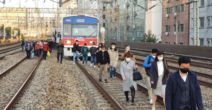 Line 1 tàu điện ngầm Seoul tạm dừng hoạt động vì tàu trật bánh, 100 người trên tàu
