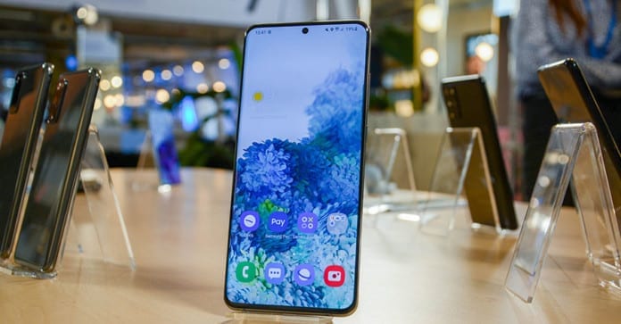 Samsung nói gì về vụ điện thoại Galaxy S20 liên tục gặp lỗi màn hình xanh?