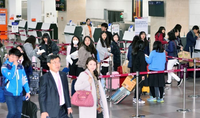 Người Hàn tấp nập đi du lịch sau khi nới lỏng giãn cách xã hội, các sân bay hồi sinh