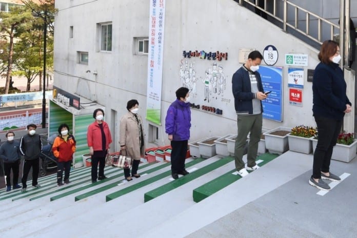 Xem người Hàn Quốc thực hiện 'giãn cách xã hội' đi bỏ phiếu sớm ...