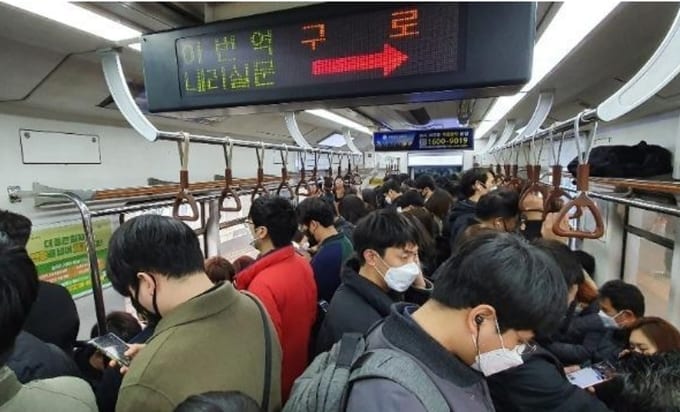 Từ 13/5/2020: Seoul cấm người không đeo khẩu trang lên tàu điện ngầm