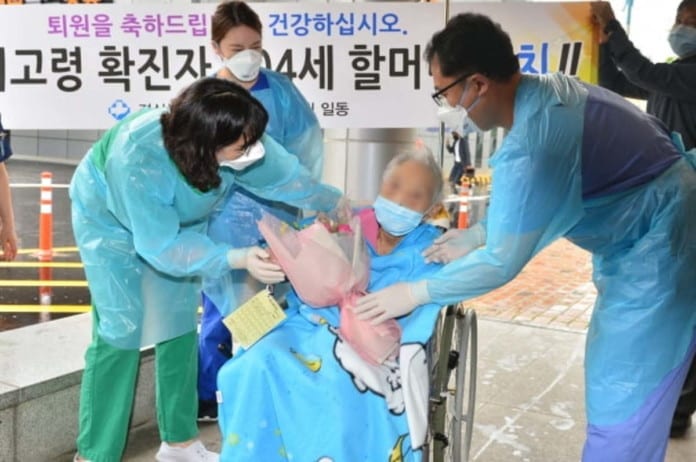 Bệnh nhân 104 tuổi nhiễm COVID-19 ở Hàn Quốc đã được xuất viện