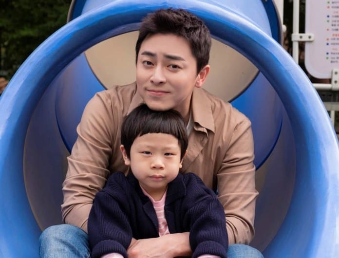 Tiết lộ mối quan hệ thật ngoài đời của bố con Ik Jun - Woo Joo (Hospital Playlist) khiến dân mạng cười bò