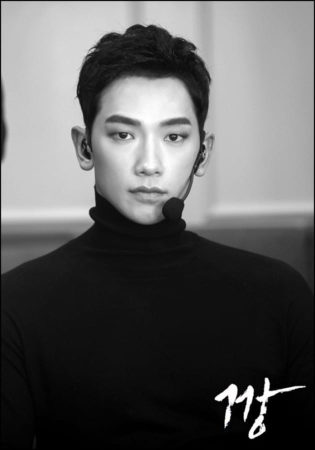 Ca sĩ Bi Rain, học trò của Park Jin Young, trong trang phục biểu diễn màu đen bí ẩn.
