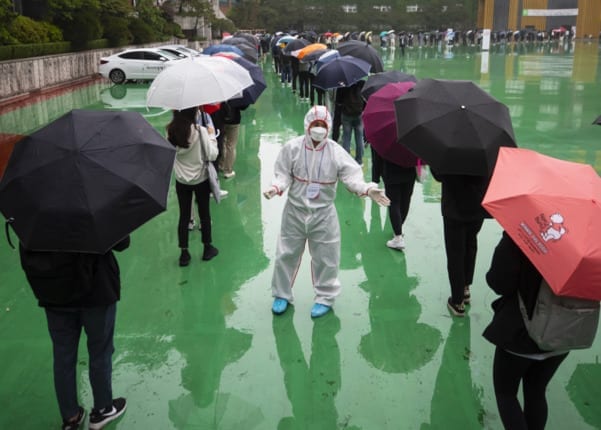 Khủng hoảng việc làm: người dân Hàn Quốc đội mưa xếp hàng dài thi tuyển vào SK