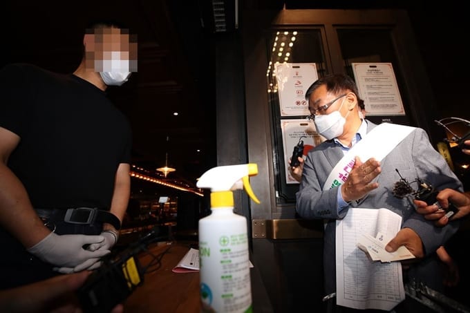 Dân đi club: "Có nhiễm cũng không chết đâu" & Những trò lách luật khiến Hàn Quốc trả giá