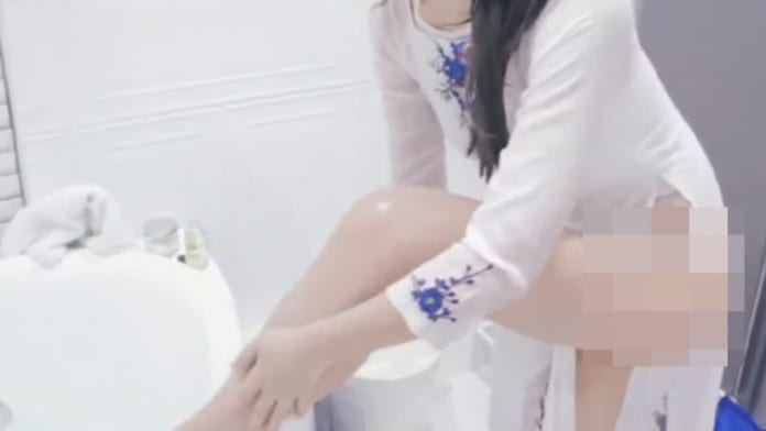 Youtuber Hàn Quốc bị ném đá vì diện áo dài truyền thống Việt Nam một cách "vô duyên"