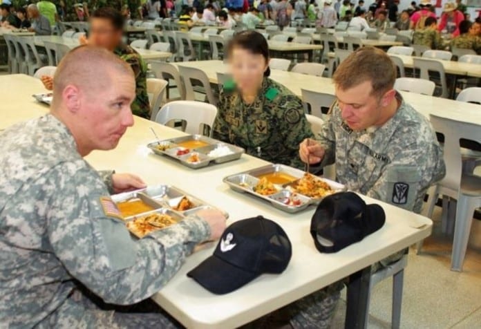 Lính Mỹ khổ sở với bữa ăn 2.800 KRW chỉ có cơm với canh giá đỗ của Hàn Quốc: "Sao chẳng có thịt?"