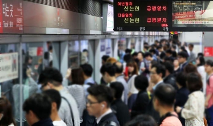 Vì sao tàu điện ngầm line 9 ở thủ đô Seoul được gọi là "line địa ngục"?