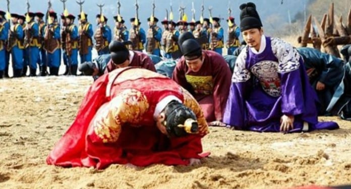 Tại sao vua Nhân Tổ của Joseon phải quỳ ba lạy trước hoàng đế nhà Thanh của Trung Quốc?