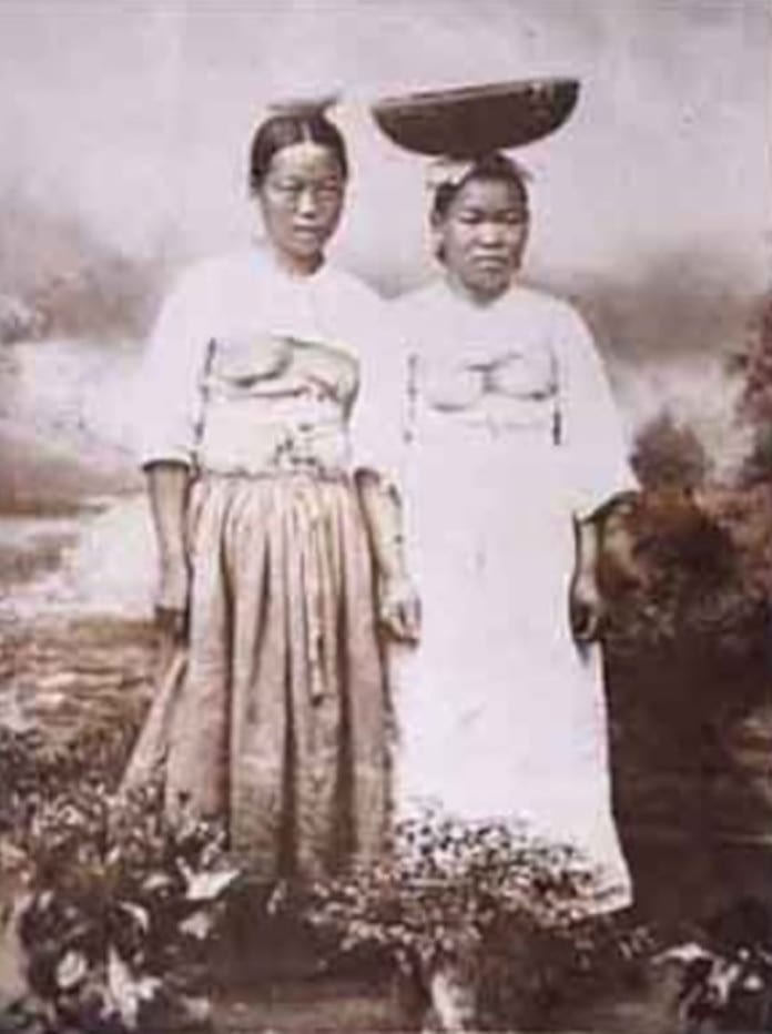Bức ảnh hiếm về phụ nữ Hàn Quốc ở cuối thời Joseon mặc hanbok trắng để lộ bầu ngực.