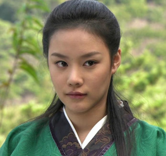 Diễn viên Kim Ah Joong trong vai Baek Ha Jin của phim cổ trang Hải Thần với trang phục màu xanh.