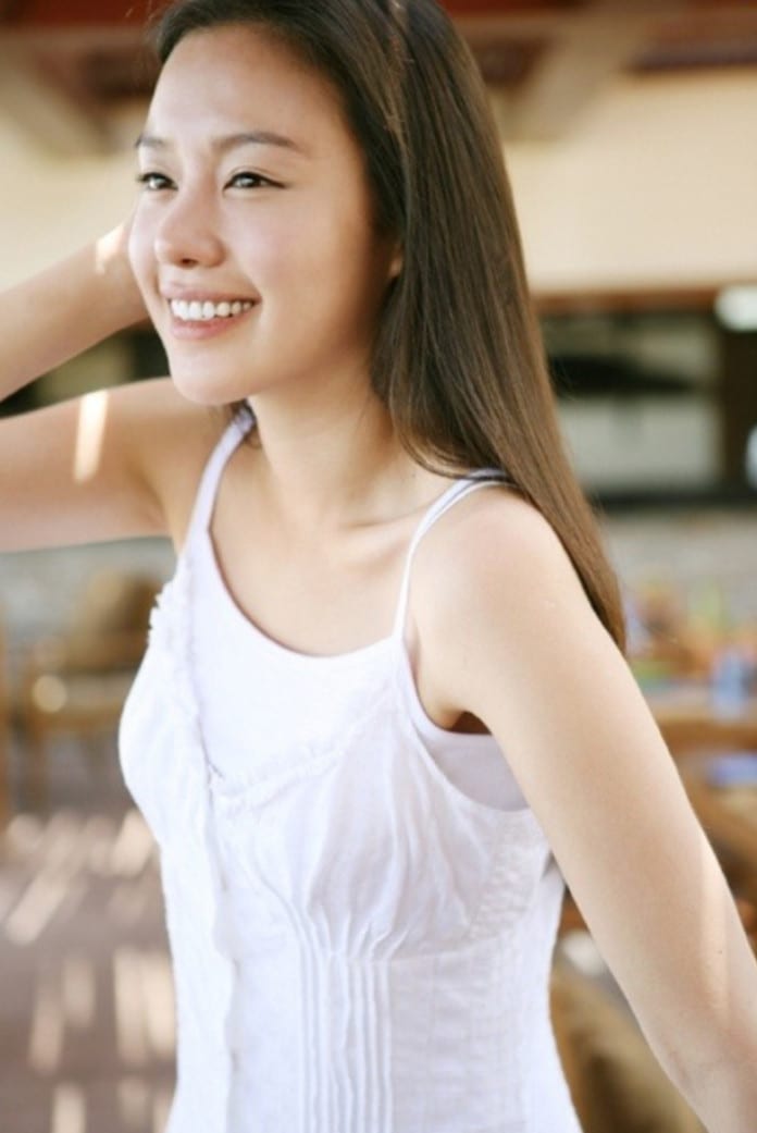 Diễn viên Kim Ah Joong tươi cười trong bộ đồ mùa hè màu trắng.