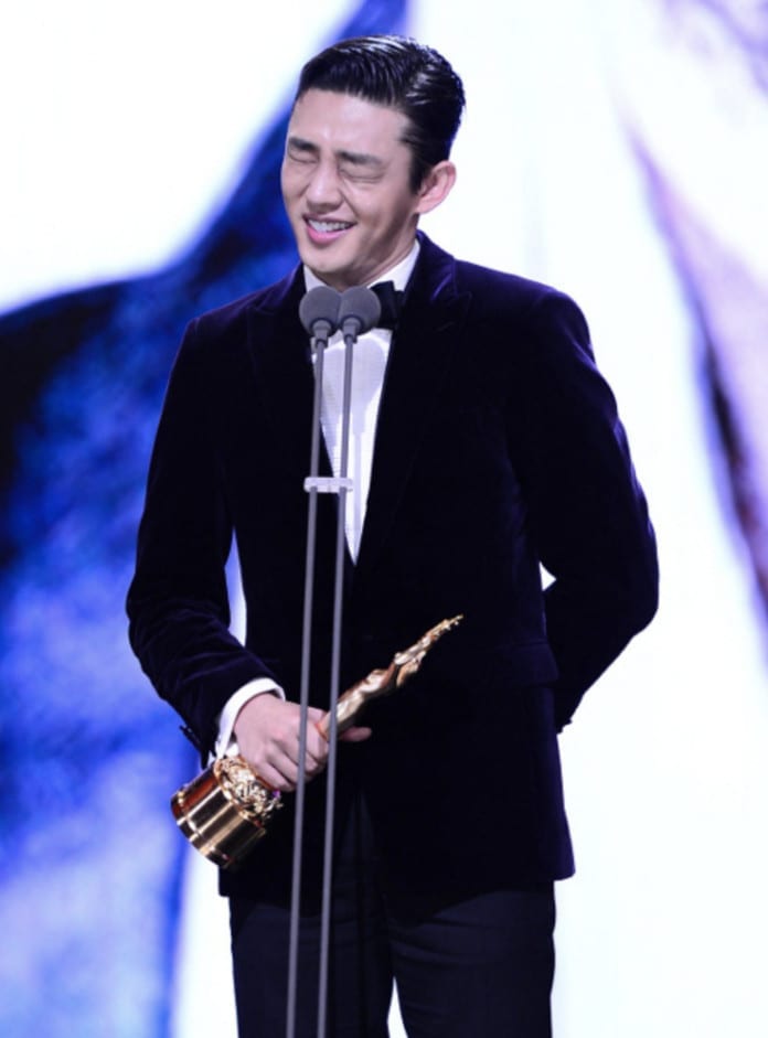 Yoo Ah In cầm tượng vàng trong lễ trao giải thưởng điện ảnh Rồng Xanh.